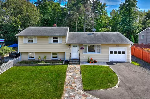 225 Papermill Ln, Fairfield, CT 06824