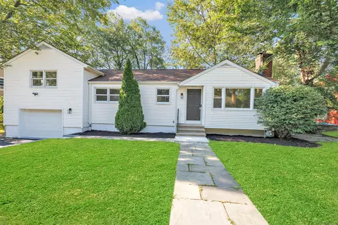 420 Lakeside Dr, Bridgeport, CT 06606
