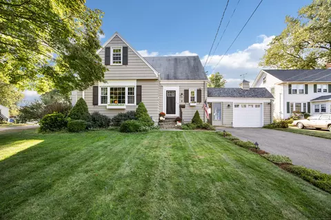 8 Elm Rd, Cromwell, CT 06416