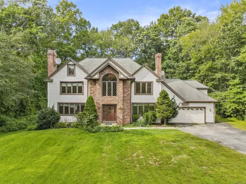 17 Harvest Ln, Colchester, CT 06415
