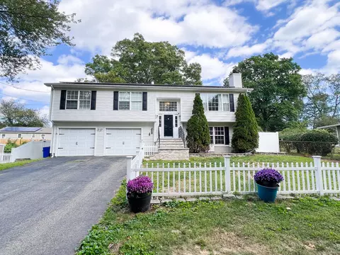 43 Innsbruck St, Milford, CT 06461