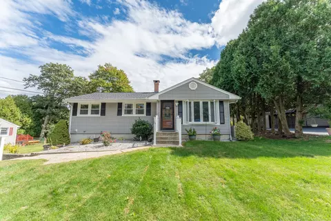 16 Jacop Dr, Uncasville, CT 06382