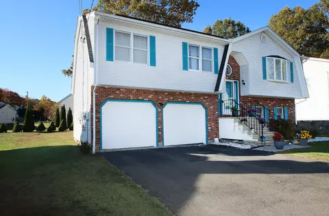 134 Heritage Dr, Waterbury, CT 06708