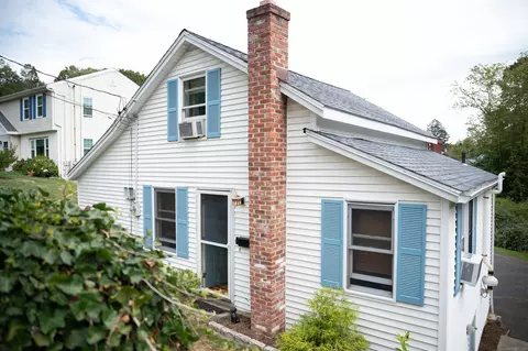 77 Chestnut St, Branford, CT 06405