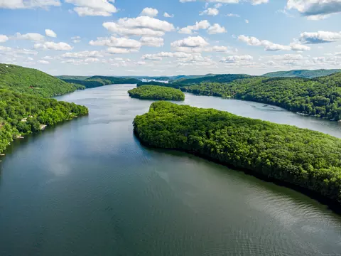18 Candlewood Lake Dr, Sherman, CT 06784