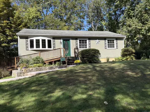 28 Lakeview Ter, Sandy Hook, CT 06482