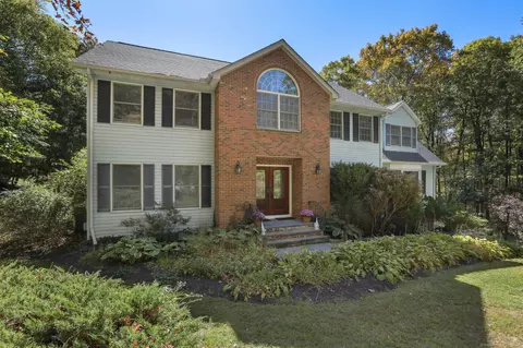 6 Pinewood Dr, New Fairfield, CT 06812