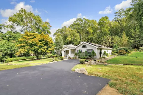 6 Daybreak Ln, Shelton, CT 06484