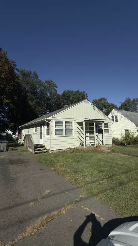 34 Server St, Manchester, CT 06040