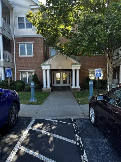 40 Southwick Ct #106, Cheshire, CT 06410
