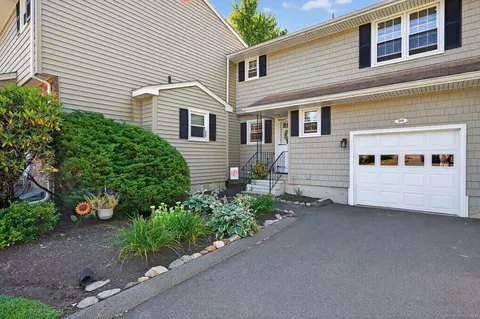 24 Thorne Rd #24, West Hartford, CT 06110
