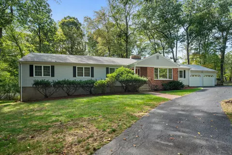 118 Maple Vale Dr, Woodbridge, CT 06525