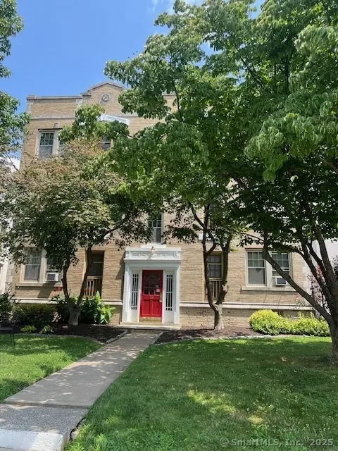 18 Robin Rd #1, West Hartford, CT 06119