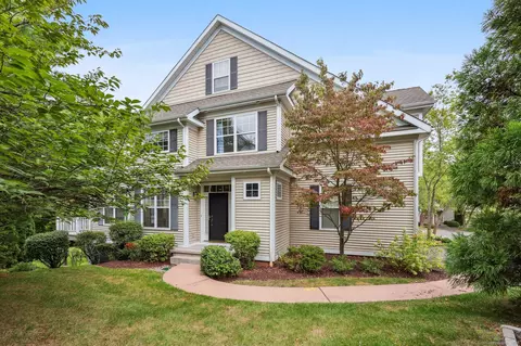 60 Goodwin Cir #60, Hartford, CT 06105