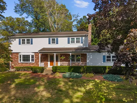 2 Brookfield Dr, East Lyme, CT 06333