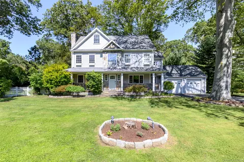 300 Winnepoge Dr, Fairfield, CT 06825
