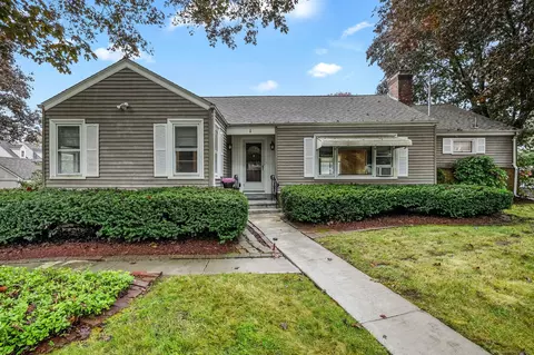 1 Chapman Ave, Quaker Hill, CT 06375