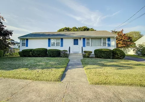 16 Fieldcrest Ln, Hamden, CT 06514