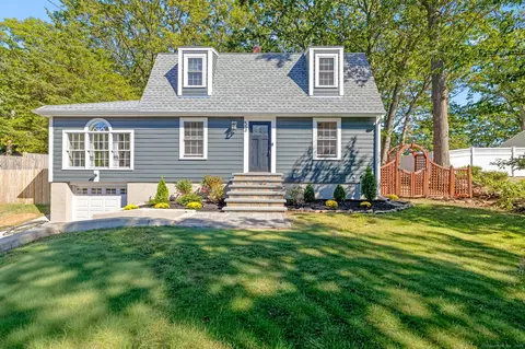 52 Ridgebrook Dr, Bridgeport, CT 06606