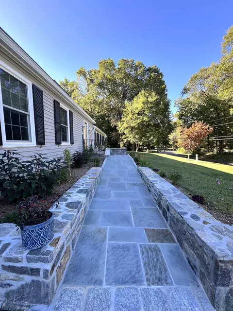 15 Briarwood Dr, Guilford, CT 06437