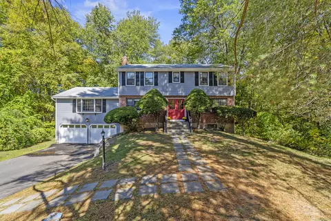 8 Roberts Rd, Bloomfield, CT 06002