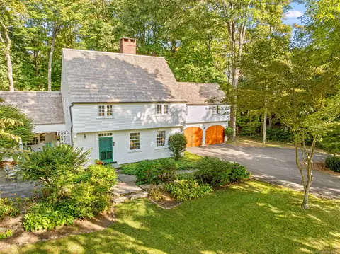 8 Currituck Rd, Newtown, CT 06470