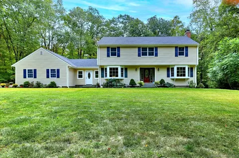 28 Seymour Rd, Woodbridge, CT 06525