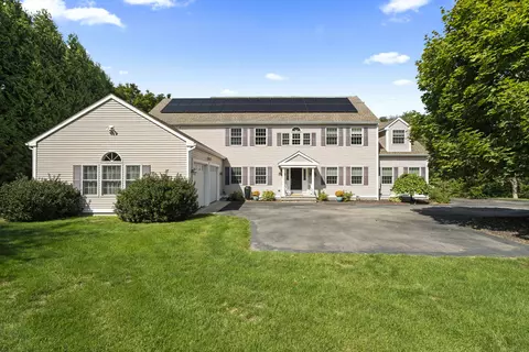 8 Morris Ln, East Lyme, CT 06333