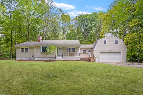 28 Bradley Ln, Sandy Hook, CT 06482