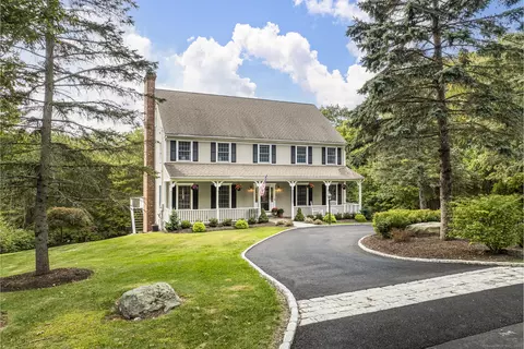 86 Round Lake Rd, Ridgefield, CT 06877