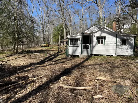4 Columbia Rd, Clinton, CT 06413