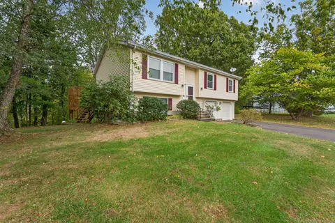 105 Hawks Nest Cir, Middletown, CT 06457