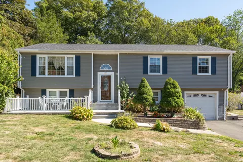 26 Meadowbrook Rd, West Haven, CT 06516