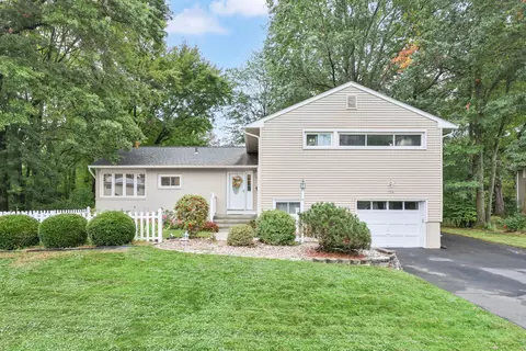 138 Mohegan Dr, West Hartford, CT 06117