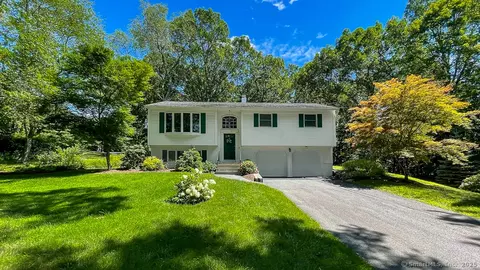 4 Union Cir, Danbury, CT 06810