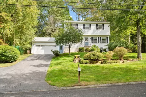 8 Alscot Dr, East Lyme, CT 06333