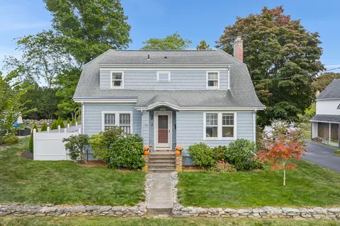 136 Ocean View Ave, Mystic, CT 06355