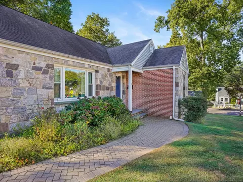 4 Senga Rd, Norwalk, CT 06854