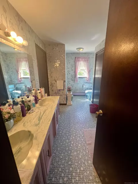 Bath - 268 Fox Hill Rd, Wethersfield, CT 06109 photo 1 of 1