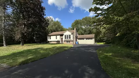 17 Nemczuk Dr, Norwich, CT 06360