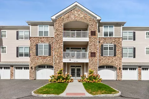 1024 Brookside Ct #1024, Newtown, CT 06470