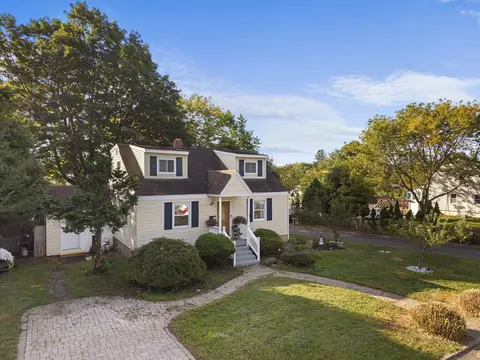 49 Overlook Dr, Milford, CT 06460