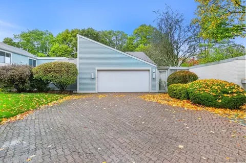 402 Harvest Cmns #402, Westport, CT 06880
