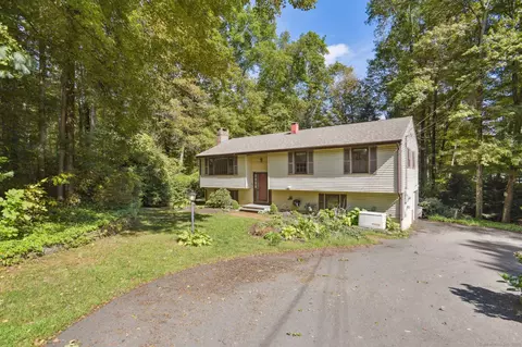 77 Pinebrook Cir, Guilford, CT 06437