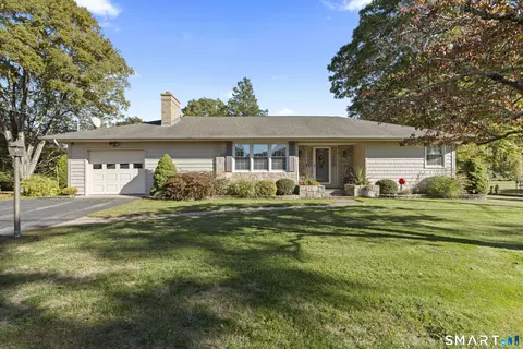 4 Dogwood Dr, Quaker Hill, CT 06375