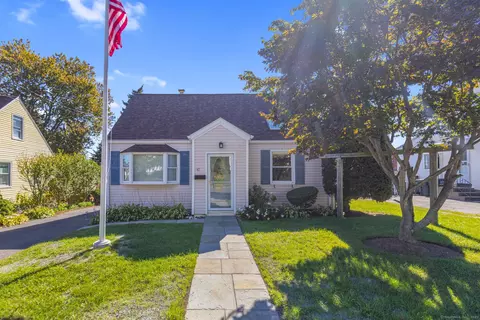 42 Devonshire Rd, Milford, CT 06460