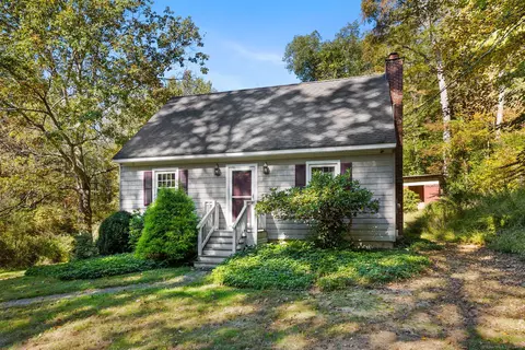 5 Woodbine Ln, Newtown, CT 06470