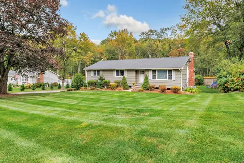 118 Greenbrier Rd, Trumbull, CT 06611