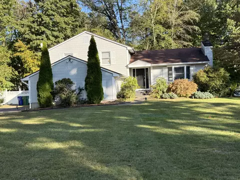 11 Boysen Dr, Bloomfield, CT 06002