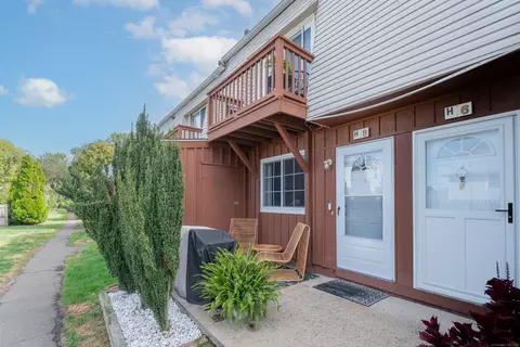 330 Short Beach Rd #H8, East Haven, CT 06512